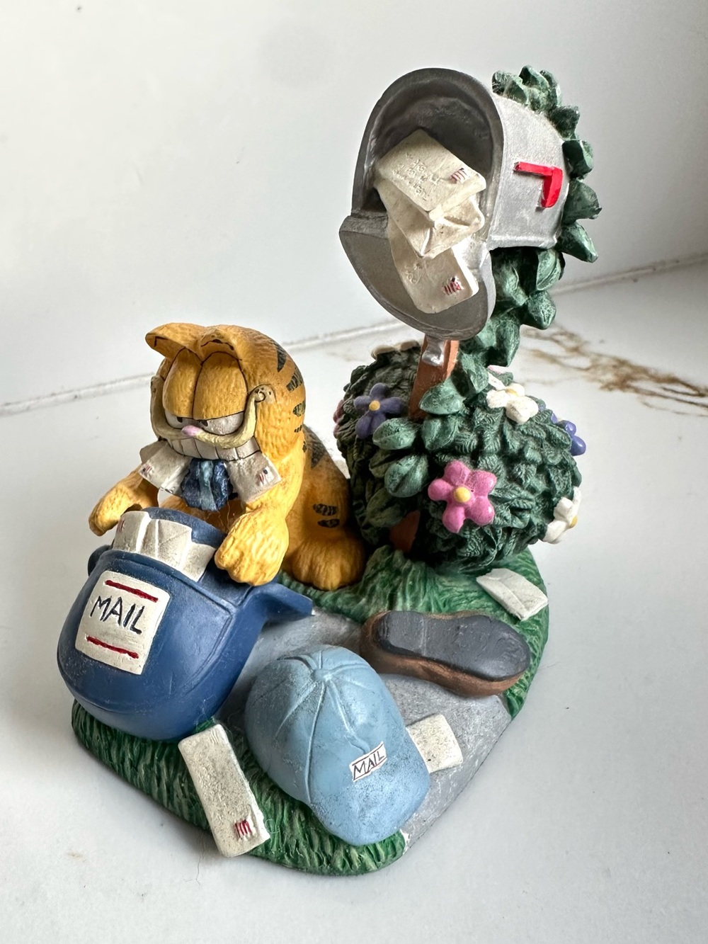 Garfield 1993 Danbury Mint "Return to Sender" figurine